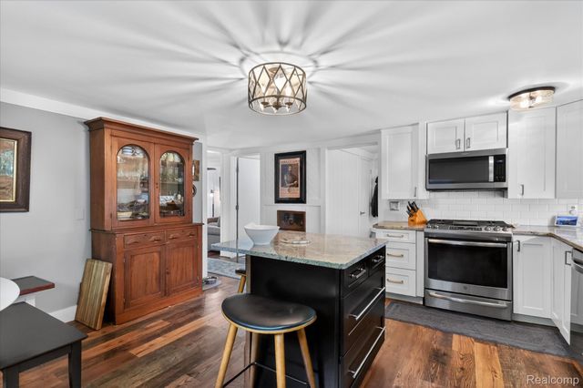 6415 Riverdale Road, Hamburg Township, MI 48189