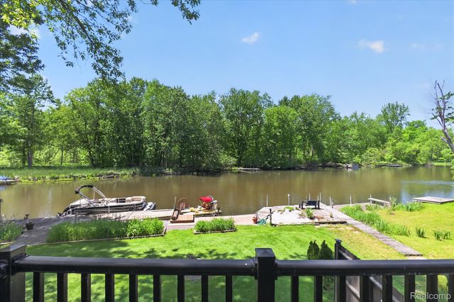 6415 Riverdale Road, Hamburg Township, MI 48189