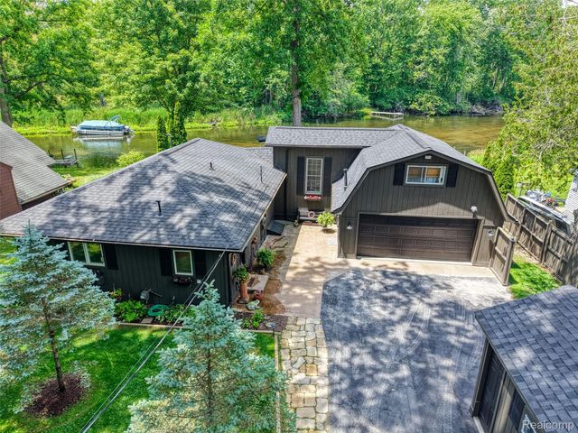 6415 Riverdale Road, Hamburg Township, MI 48189