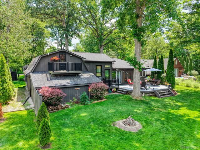 6415 Riverdale Road, Hamburg Township, MI 48189