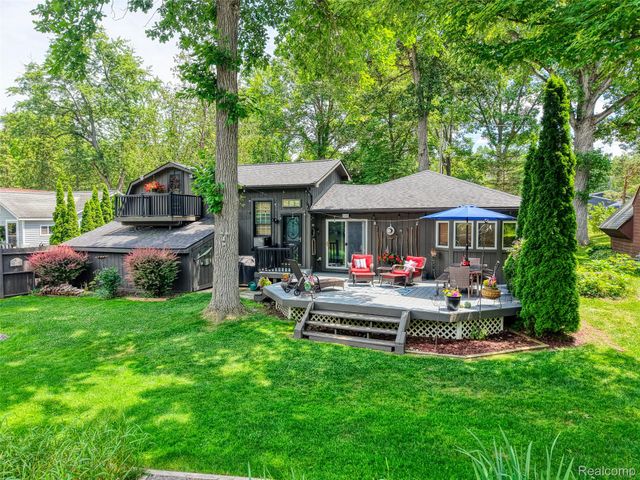 6415 Riverdale Road, Hamburg Township, MI 48189