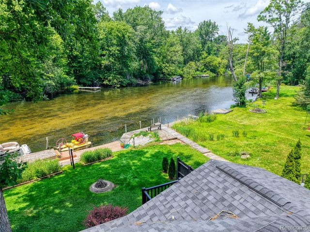 6415 Riverdale Road, Hamburg Township, MI 48189