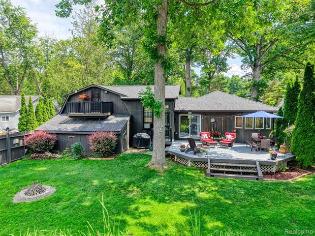 6415 Riverdale Road, Hamburg Township, MI 48189