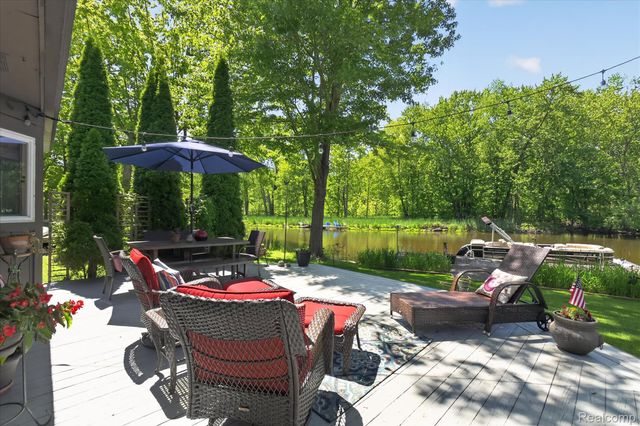 6415 Riverdale Road, Hamburg Township, MI 48189