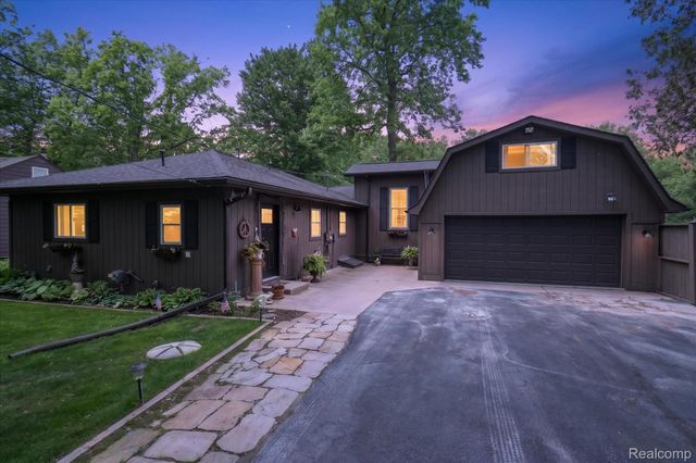 6415 Riverdale Road, Hamburg Township, MI 48189