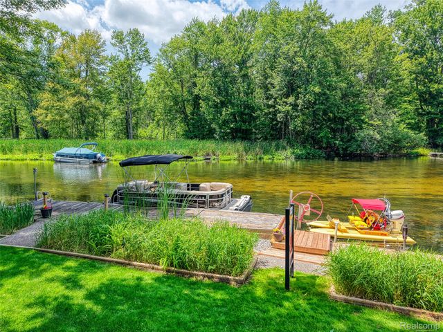 6415 Riverdale Road, Hamburg Township, MI 48189