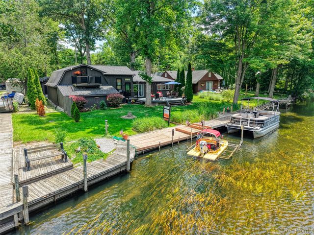 6415 Riverdale Road, Hamburg Township, MI 48189