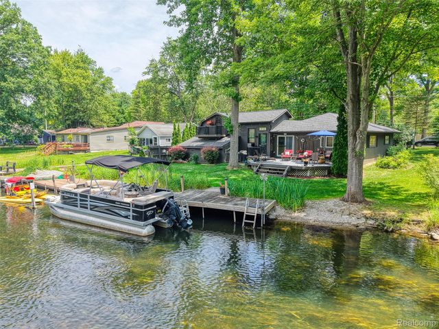 6415 Riverdale Road, Hamburg Township, MI 48189