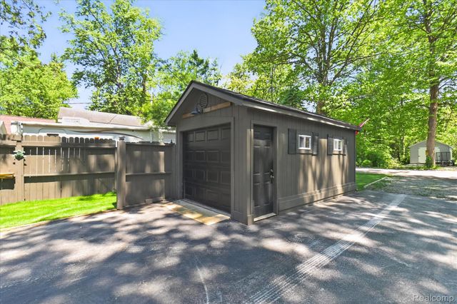 6415 Riverdale Road, Hamburg Township, MI 48189
