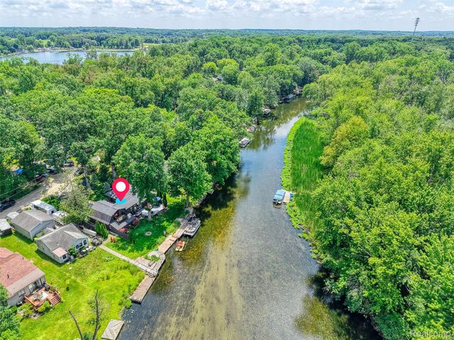 6415 Riverdale Road, Hamburg Township, MI 48189