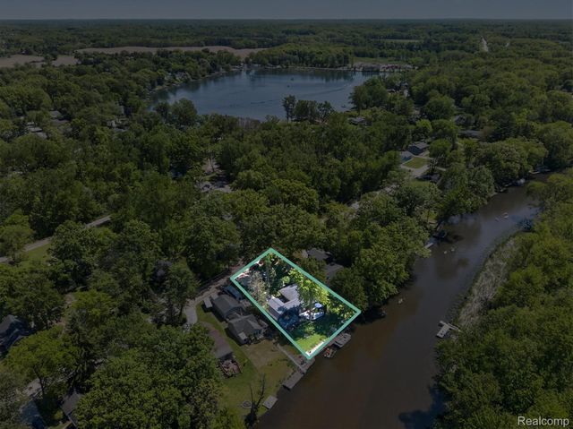 6415 Riverdale Road, Hamburg Township, MI 48189