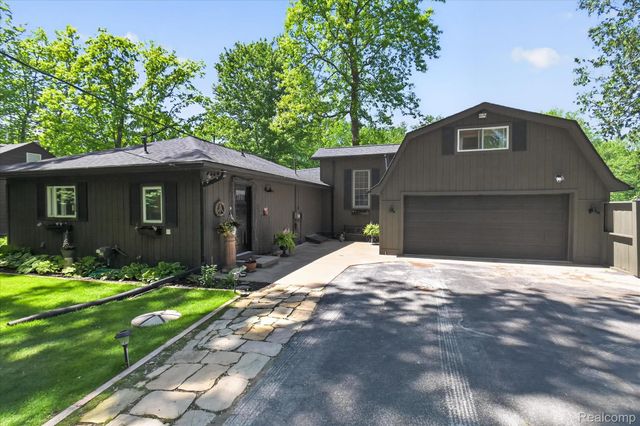 6415 Riverdale Road, Hamburg Township, MI 48189
