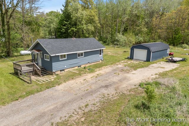 11612 Elm Avenue, Howard City, MI 49329