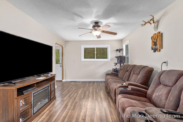 11612 Elm Avenue, Howard City, MI 49329