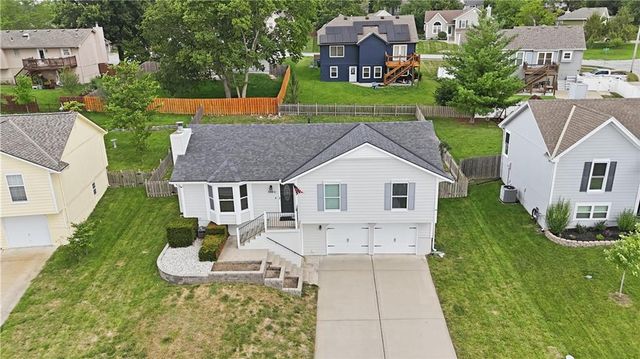 2136 SW Sterling Drive, Lee's Summit, MO 64081