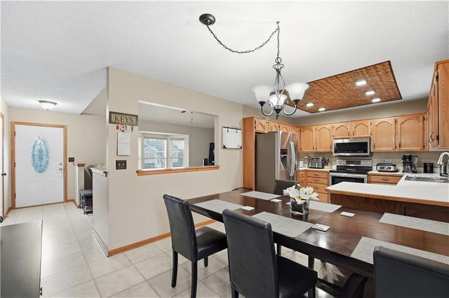 2136 SW Sterling Drive, Lee's Summit, MO 64081