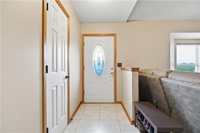 2136 SW Sterling Drive, Lee's Summit, MO 64081