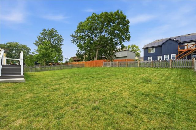 2136 SW Sterling Drive, Lee's Summit, MO 64081