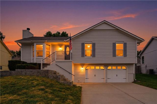2136 SW Sterling Drive, Lee's Summit, MO 64081