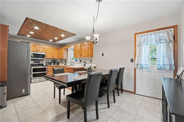 2136 SW Sterling Drive, Lee's Summit, MO 64081