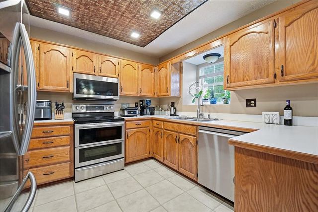 2136 SW Sterling Drive, Lee's Summit, MO 64081