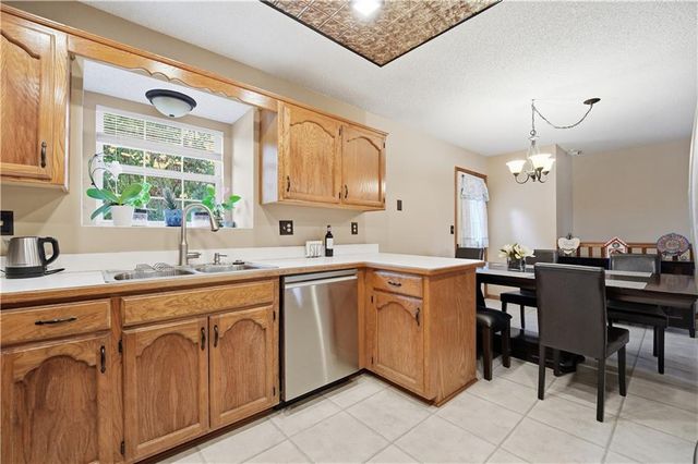 2136 SW Sterling Drive, Lee's Summit, MO 64081