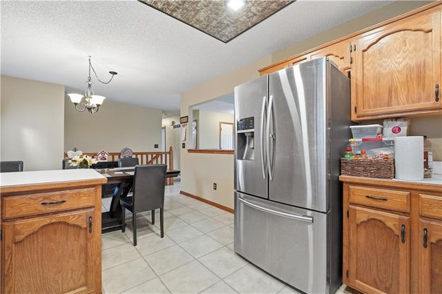2136 SW Sterling Drive, Lee's Summit, MO 64081
