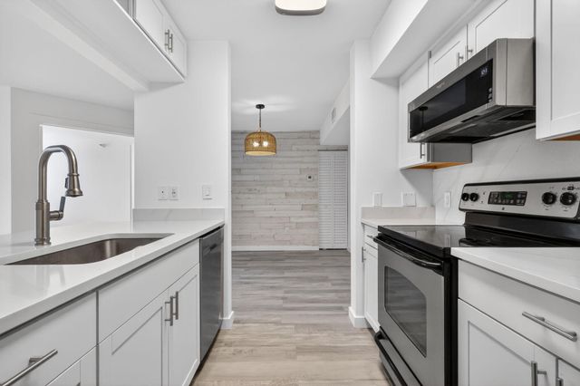 103 Yacht Club Way 205, Hypoluxo, FL 33462