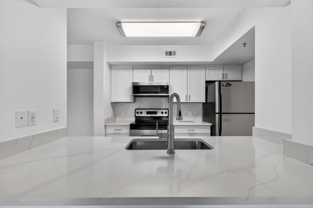 103 Yacht Club Way 205, Hypoluxo, FL 33462