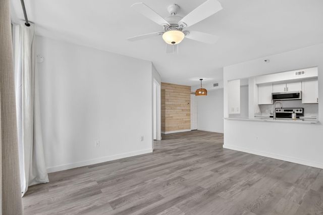 103 Yacht Club Way 205, Hypoluxo, FL 33462