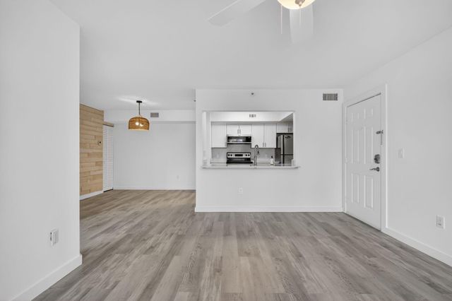 103 Yacht Club Way 205, Hypoluxo, FL 33462