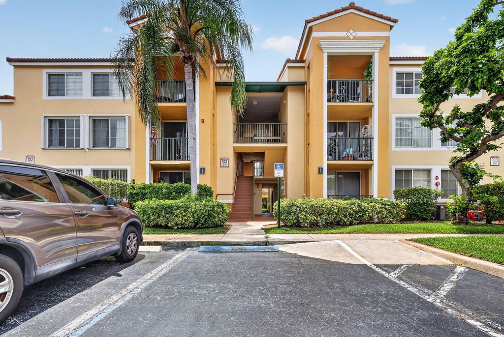 103 Yacht Club Way 205, Hypoluxo, FL 33462
