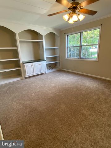 8701 POINT OF WOODS DR, Manassas, VA 20110