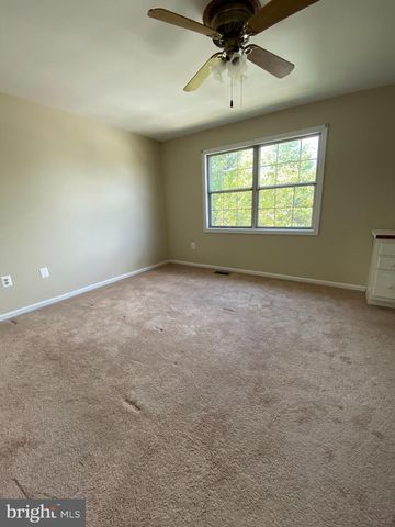 8701 POINT OF WOODS DR, Manassas, VA 20110