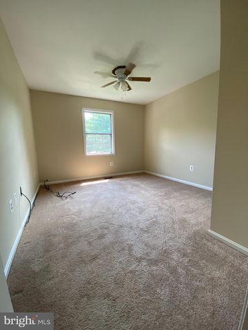 8701 POINT OF WOODS DR, Manassas, VA 20110