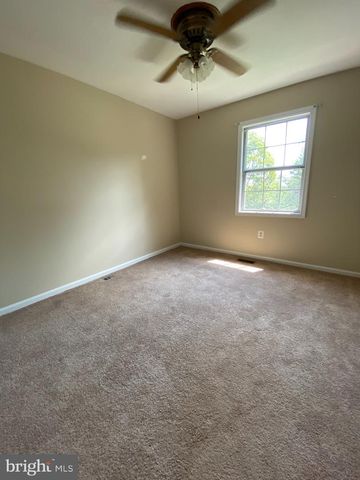 8701 POINT OF WOODS DR, Manassas, VA 20110