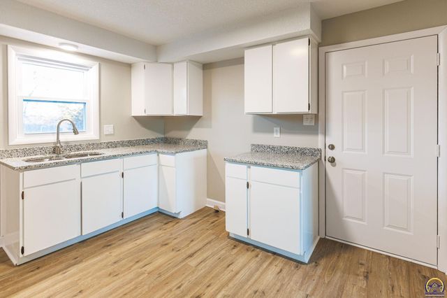 2030 SE 37th ST, Topeka, KS 66605