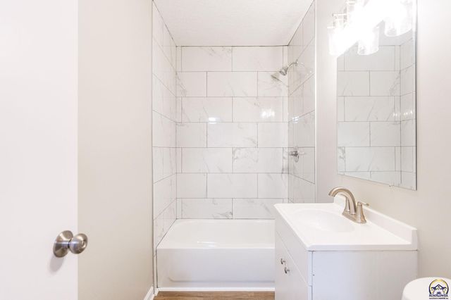 2030 SE 37th ST, Topeka, KS 66605