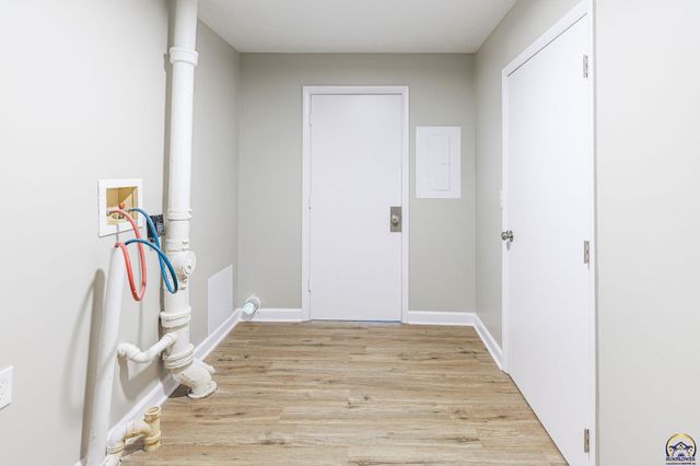 2030 SE 37th ST, Topeka, KS 66605