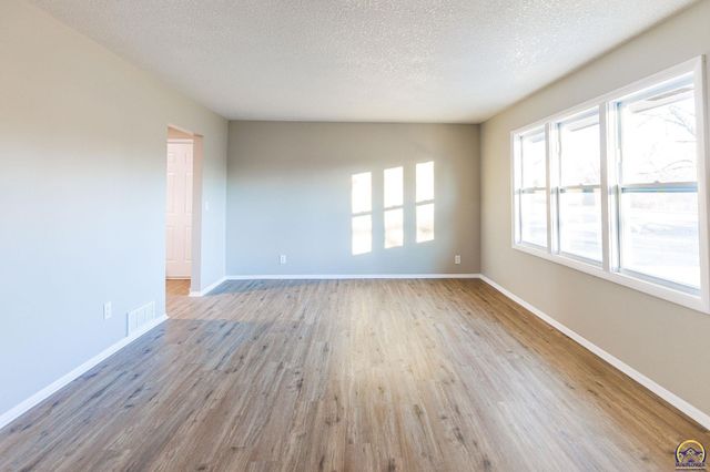 2030 SE 37th ST, Topeka, KS 66605