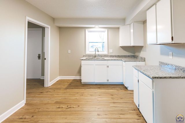 2030 SE 37th ST, Topeka, KS 66605