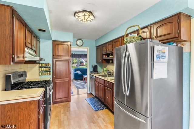 37 Manchester Way, Montville Twp., NJ 07058