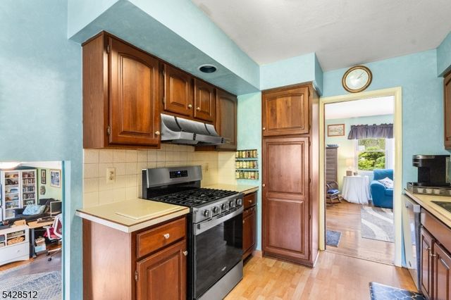 37 Manchester Way, Montville Twp., NJ 07058