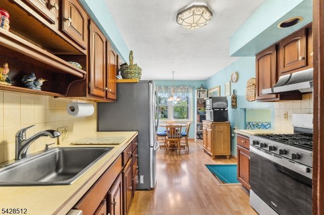 37 Manchester Way, Montville Twp., NJ 07058