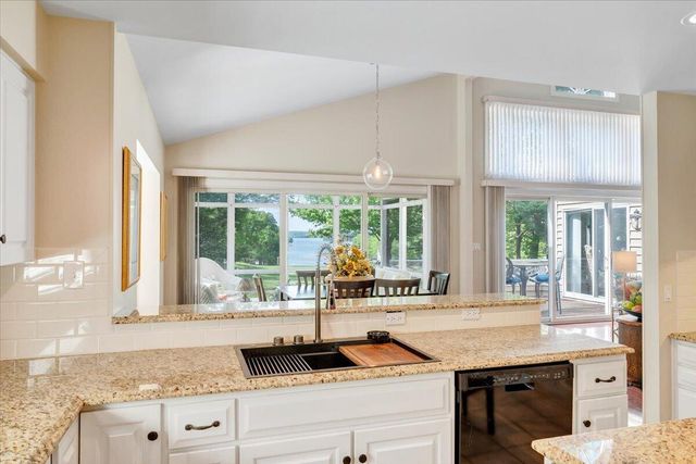 30 Island Green Dr Unit 4, Penhook, VA 24137