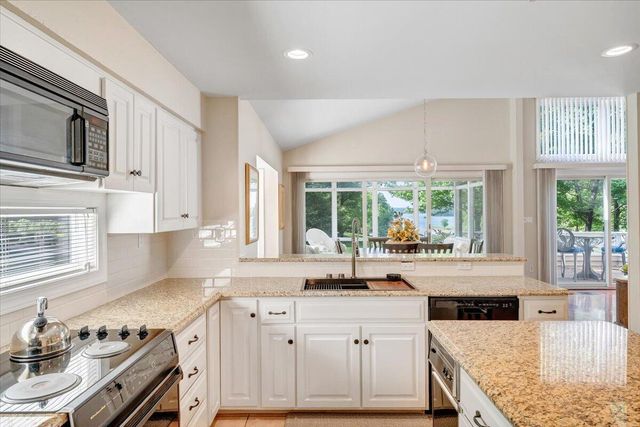 30 Island Green Dr Unit 4, Penhook, VA 24137