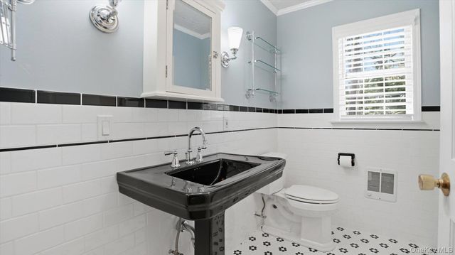 18 Beaver Lane W, Westhampton, NY 11977