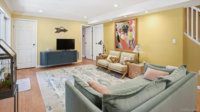 18 Beaver Lane W, Westhampton, NY 11977