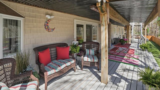 18 Beaver Lane W, Westhampton, NY 11977