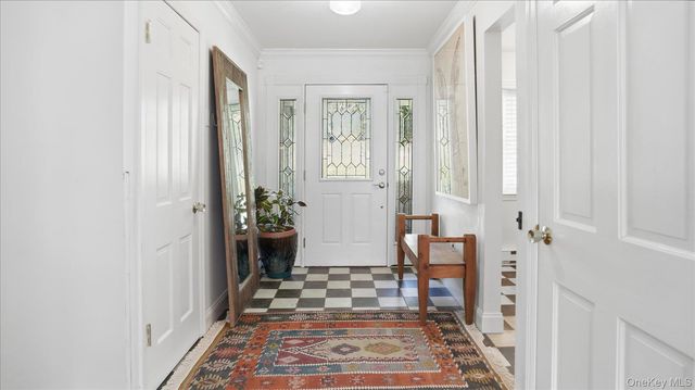 18 Beaver Lane W, Westhampton, NY 11977